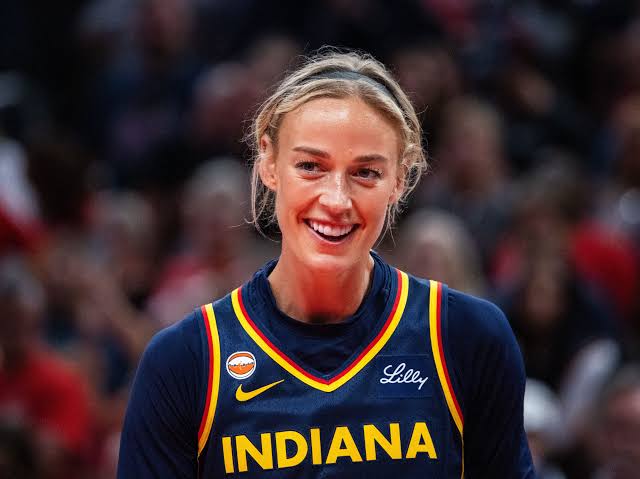 Sophie Cunningham embraces chorus of boos during Fever vs. Tempo game