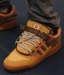 Bad bunny #badbunny #puertorican #latino #concierto #fashion #style #hot #trapmusic reggaeton maluma urbano celebridades famosos mejor fondo conejito encanta zapatillas. Bad Bunny Vuelve A Disenar Zapatillas Te Imaginas Con Quien