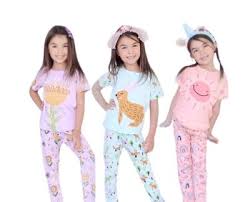 Tips memilih baju tidur bayi yang nyaman dan aman berbeda dengan orang dewasa yang bisa membeli baju dengan bahan apa saja, baju bayi memiliki perhatian khusus pada bagian bahannya dan juga model baju. Review 10 Rekomendasi Baju Tidur Anak Perempuan Terbaik Terbaru 2021 Ceklist Id