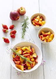 Salade De Fruits Au Melon Fraises Et Peches Sirop Au Romarin Recette Salade De Fruits Recette Salade De Fruits Desserts Aux Fruits