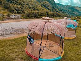 Hutan pinus imogiri ini biasanya menjadi salah satu lokasi prewedding terbaik, coba saja buktikan dan search ke mbah google cari kata kunci ini pasti banyak yang prewed. Wisata Alam Imogiri Jogja Yang Harus Diketahui Gerai News