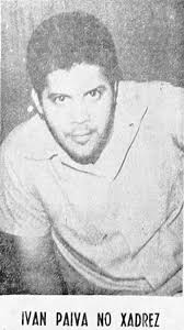 Década de 70 na Fortaleza Antiga e "carrões" são vistos estacionados em  alguma rua, nas proximidades da Praia de Iracema, ressaltando que esse moço  que aparece na fotografia é o cantor Ednardo.