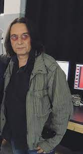Ο γιάννης κότσιρας (5 οκτωβρίου 1969) είναι δημοφιλής έλληνας τραγουδιστής της έντεχνης, ποπ και λαϊκής μουσικής. Roselia On Twitter O Kotsiras Epa8e Ozzy Osbourne