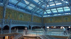 A small parisian souvenir outlet and another more focussed on urban fashion and contemporary streetwear. Cpz3kic4bbxpcm