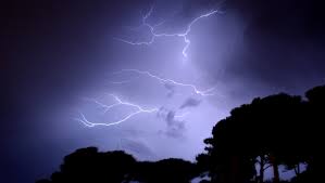 Ces orages donneront également des chutes de grêle et une intense activité électrique, et de brusques rafales, atteignant localement les 100 km/h. Orages Parfois Violents Grele Et Rafales De Vent Attendus En Fin De Journee Le Lot Et Garonne Passe En Vigilance Orange Ladepeche Fr