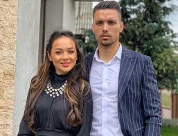 Cântăreața de muzică populară vlăduța lupău a stat în comă timp de aproape două zile după ce a fost victima unui accident rutier în adolescență. Coronavirusul Ii DÄƒ Planurile Peste Cap VlÄƒduÈ›a LupÄƒu Se GandeÈ™te SÄƒ IÈ™i Amane Nunta Cu Adrian Rus Sper SÄƒ Nu Avem Probleme Heynews Ro