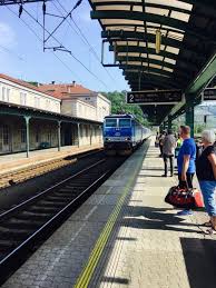 Eine Tschechien Rundreise Mit Dem Zug Felsenstadte Kunst Und Kultur Rundreise Tschechien Zug Bahnhof