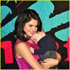 Post A Pic Of Selena Holding A Baby Selena Gomez Respostas Fanpop