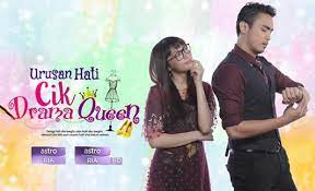 Urusan hati cik drama queen.mengisahkan syazlin seorang gadis yang kecewa apabila lelaki (faris)yang dicintai memilih untuk berkhawin dengan wanita lain. Tonton Urusan Hati Cik Drama Queen Full Episod Online Kepalabergetar