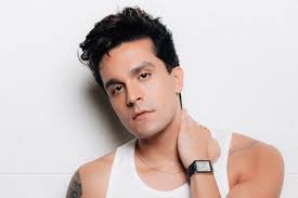 Luan Santana faz pegadinhas com fãs em ação para clipe com MC Don Juan