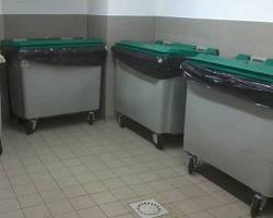 Image de local poubelle immeuble propre désinfection hygiène professionnel