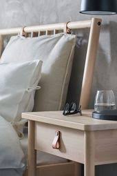 Skandinavische Handwerkstradition Mit Fein Gearbeiteten Details Traumezimmer Schlafzimmer Bett Schlafzimmer B Ikea Bett Holz Schlafzimmermobel Ablagetisch