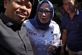 Emak-emak Minta Dicium Gubernur Jawa Barat, Dedi Mulyadi: Kakarek Aya di  Walungan Seungit