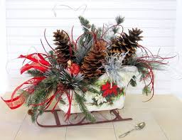 Large Rustic Christmas Sleigh With Large Pinecones Christmas Sleigh Decorations Christmas Floral Arrangements Christmas Flower Arrangements