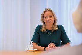 Karin hildur (kajsa) ollongren (geboren in leiden op 28 mei 1967) is politica voor d66 en minister van binnenlandse zaken en koninkrijksrelaties. Bo614k85lbbrjm