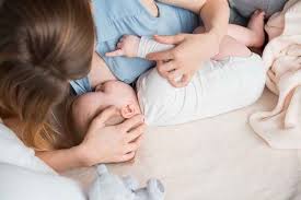 Lakukan chest thrust dengan menekan ke bawah dada sekitar 3.5 cm. Manfaat Menyusu Sambil Tidur Atau Berbaring Alodokter