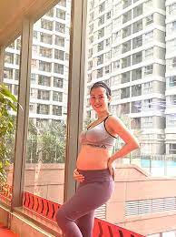 Thường đưa cô đi bộ dạo quanh khu chung cư họ ở khoảng 20 phút mỗi ngày để giảm căng thẳng. Con Vo Háº¡ Tram Phat Triá»ƒn Khá»e Máº¡nh Khi Máº¹ Äƒn Chay Ngoi Sao