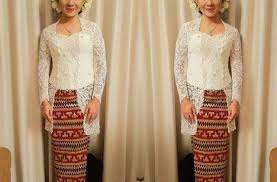 Untuk alas kaki menggunakan sandal tarumpah terbuat dari kayu untuk aksesoris, biasa sabuk, ikat kepala (logen) dengan model barambang semplak dan atau. Sendiri Atau Sama Pasangan Berkondangan Dengan Tenun Nusantara Ini Dijamin Bikin Menawan
