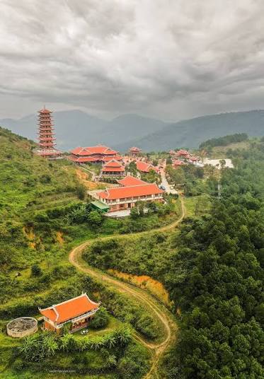 Đường lên tiên cảnh - Chùa Đại Tuệ, Nghệ An! Chùa Đại Tuệ Nằm trên đỉnh núi  cao nhất của dãy núi Đại Huệ với độ cao gần 500m so với mực