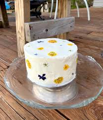 Your options include more than the commonly used nasturtiums and violets. Made A Vanilla Cake With Rose Icing The Flowers Are Local Edible Wildflowers That I Pressed Myself Cottagecore
