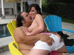 Young slut jumps on Ron Jeremy's fat dick and drains him - Pichunter