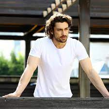 2017 senesinde kendisin gibi oyuncu olan başak parlak ile aşk yaşamaya başladı. Alp Navruz A 72 Bin Tl Lik Ceza Alp Navruz Kimdir Kac Yasindadir Aslen Nerelidir