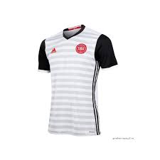 En 1924, españa acude a los juegos olímpicos con una camiseta de color roja con una gran v en color amarillo. Dinamarca Su Camiseta De Futbol Adidas 2Âª Camiseta Oficial Dinamarca Seleccion Danesa