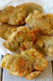 Dalla versione con lievito di birra, acqua e farina tipica del napoletano, in cui vengono chiamate frittelle di scirulli, a quella senza lievito del lazio, fino ad arrivare alla variante più ricca, con una pastella a base di uova e. Frittelle Fiori Di Zucca Alla Birra Ricetta Frittelle Di Sciurilli Ricette Frittelle Ricette Di Cucina
