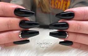 La tendencia en uñas negras es combinarlas con tonos color piel, dorado o tonos tipo pastel. Unas Negras 2020 Blogmujeres Com