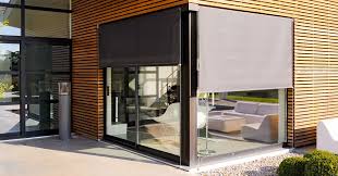 Le store extérieur pour fenêtre de toit est adapté pour vous protéger du froid en hiver et de la chaleur en été. Store Exterieur Sur Mesure Stores Bannes Stores De Fenetre Brise Soleil Komilfo