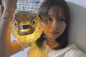 この前釣ったイシガキフグで ずっと作りたかったふぐちょうちん作った🐡！ 風船を入れて膨らませて しばらく干して乾かしてニスを塗って  レジンで目を作った👀♡ 中にはボタン電池のオンオフできる 電気いり💡 100均で買った🙂‍↕️ 可愛すぎる。 釣れてくれてありがとう ...