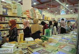 .معارض الكتب، ولم يتمكن الكتاب الالكتروني من ازاحة الكتاب الورقي، على الرغم من الانتشار الهائل للاول، ففي بحر ستة اشهر، تشهد بغداد الدولي للكتاب، ان النسبة الاكبر من الزوّار، هم من الشباب، وفي هذه التفصيلة رسالة مهمة، هي ان بغداد لن تترك القراءة يوما، وهذا الامر. Ø§Ø³ØªØ¹Ø¯Ø§Ø¯Ø§Øª Ø¹Ø±Ø§Ù‚ÙŠØ© Ù„Ø¥Ù‚Ø§Ù…Ø© Ù…Ø¹Ø±Ø¶ Ø§Ù„ÙƒØªØ§Ø¨ Ø§Ù„Ø¯ÙˆÙ„ÙŠ Ø¨Ù…Ø´Ø§Ø±ÙƒØ© Ø¹Ø±Ø¨ÙŠØ© ÙˆØ¯ÙˆÙ„ÙŠØ© Ø´Ø¨ÙƒØ© Ø§Ù„Ø£Ù…Ø© Ø¨Ø±Ø³