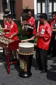 Bunyi alat musik ini dihasilkan dengan cara ditiup dan menggunakan kedua tangan untuk mengatur nadanya. Tifa Totobuang Harmonisasi Budaya Dalam Alunan Nada