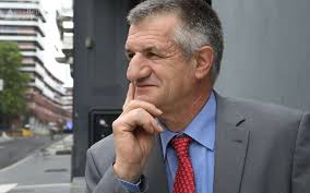 Député depuis 2002, on l'a vu entonner l'hymne des pyrénées en langue béarnaise dans l'hémicycle ou observer une grève de la faim pour défendre une usine de. Entretien Jean Lassalle Je Veux Reactualiser Le Programme Du General De Gaulle