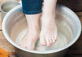 Adakah risiko dari merendam kaki dengan air garam? Cuma 30 Menit Rendam Kaki Di Air Hangat Dan Garam Ternyata Bisa Datangkan Hal Ajaib Ini Tak Usah Perawatan Mahal Lagi Semua Halaman Sajian Sedap