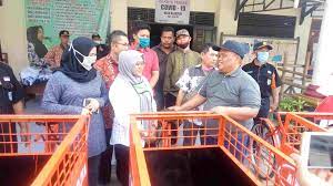 Syamsul huda, 52, petani terakhir yang panen musim ini, tampak senang melihat bawang miliknya yang merah, segar. Peduli Sampah Pt Api Hibahkan Becak Sampah Kompasiana Com
