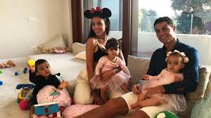 He has two younger sisters named eva maría dos santos and alana martina and a younger brother named. Alana Martina Cumple Un Anito Asi Lo Celebran Cristiano Georgina Y Sus Tres Hermanos As Com