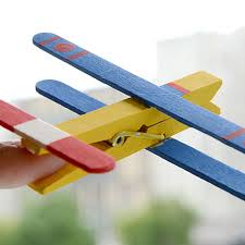En este vídeo podéis aprender a hacer un avión de papel fácil. Manualidades Para Ninos Aviones Con Pinzas De Madera Fixokids