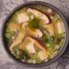 Vegan Miso Soup Simple And Delicious Vegan Miso Soup This Veggie Packed Soup Is Extremely Flavorful And Makes The Perfect Appetizer En 2020 Soupe Miso Recettes De Cuisine Alimentation