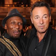 August 9, Manasquan Inlet, New Jersey Bruce with young fans 😊 📸 Mike  Casella #brucespringsteen #springsteen #newjersey