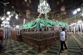 Hal ini seperti yang dianjurkan oleh habib abdullah alhaddad pengarang ratib haddad yang mashur dibaca di indonesia. Menyoal Ziarah Ke Makam Para Wali 2 Habis Republika Online