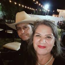 Mientras millones cantaban “Qué bonita vecindad”, la vecindad por dentro…  SE ESTABA CAYENDO A PEDAZOS. Carlos Villagrán ya no estaba. Se fue cansado.  Herido. Silenciado. Lo que antes era amistad… se volvió