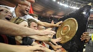 Nous vous proposons la fidèle reproduction à l'echelle 2/5ème du fameux « bouclier de brennus ». Top 14 Le Bouclier De Brennus Histoire Et Anecdotes D Un Trophee Legendaire Top 14 2016 2017 Rugby Rugbyrama