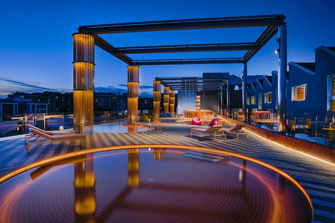 Piscine et bar Vertigo sur le toit | nhow Milan Hotel