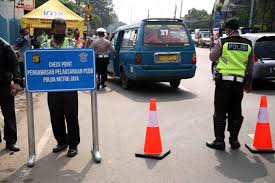 Beredar pesan informasi bahwa jakarta akan menerapkan karantina wilayah atau lockdown. Covid 19 Jakarta Police Patrol Streets Supermarkets During Partial Lockdown City The Jakarta Post