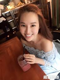李文儀（現為三立新聞台主播） 王斐齡（2004年離職） 陳以真（前青輔會主委） 周玉琴（2010年4月30日離職，現為中天新聞台主播） 林奇葳（2007年1月起轉型為藝人） 張介英（2004年離職；目前為上海外語頻道ics英文主播） 蔡依倫（前大愛電視英語新聞主播） æ±æ£®ç¾Žå¥³ä¸»æ'­å¼µé½¡äºˆè¢«çˆ†è·³æ§½ä¸‰ç«‹æ–°èž