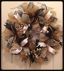 Black And White Deco Mesh Christmas Wreath This Elegant Black Gold And White Deco Mesh Wreath Will Look Great For Christmas Time An Deco Mesh Christmas Wreaths Burlap Christmas Wreath Deco Mesh Wreaths