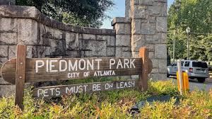 Mujer apuñalada fatalmente mientras paseaba a un perro en un parque de  Atlanta - Hola Panamá