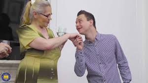 Azgın Komşu Teyzeye Bir İyilik Yapmak İstiyor Porno 7DAK farkıyla izle