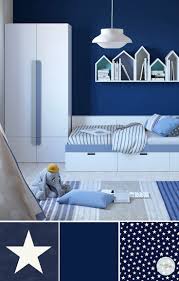 Kinderzimmergestaltung Fur Jungs In Blau Und Toller Weltkarten Tapete Wandfarbe Kinderzimmer Kinder Zimmer Teppich Kinderzimmer Junge